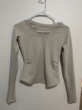 Long-Sleeve V-Neck Performance Top in Light Taupe